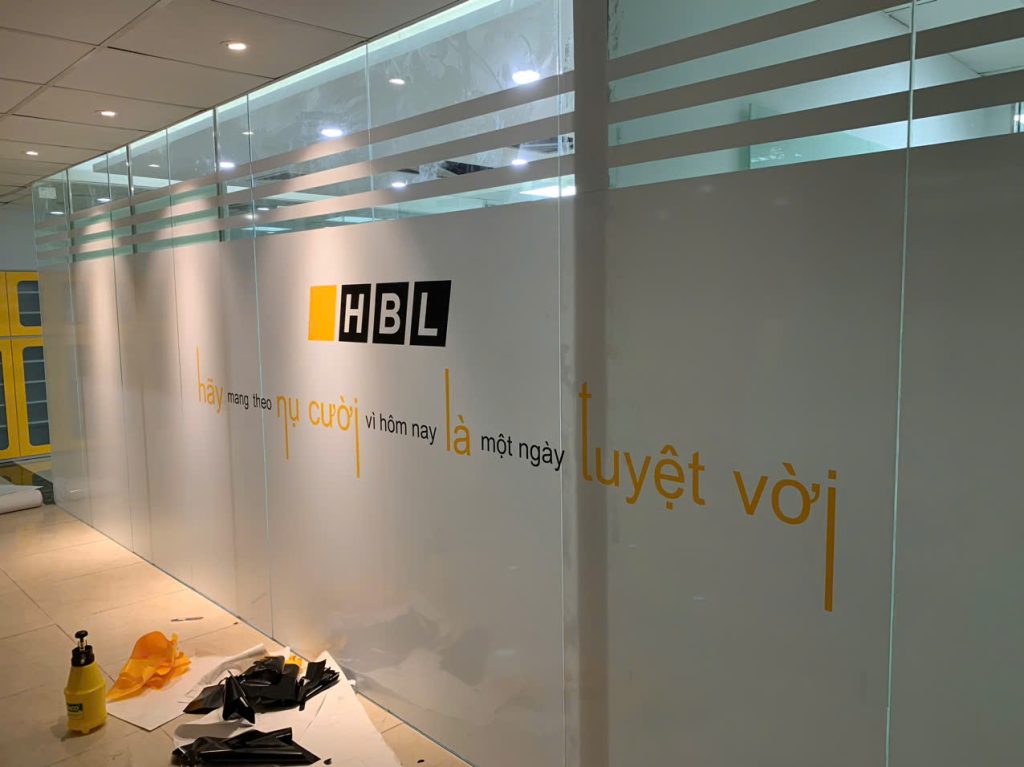 DỰ ÁN THI CÔNG DECAL KÍNH VĂN PHÒNG NÂNG TẦM KHÔNG GIAN LÀM VIỆC TẠI HBL 1 z7803132156590 7d8a922dbc89039cefc1f167c541a0ba